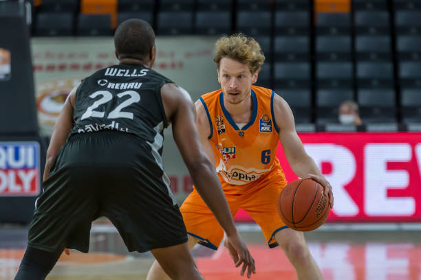 主场迎战斯 主场迎战斯